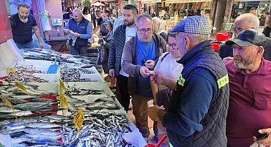 Kiloluk palamut 90 TL'ye düşünce vatandaş tezgahlara akın etti