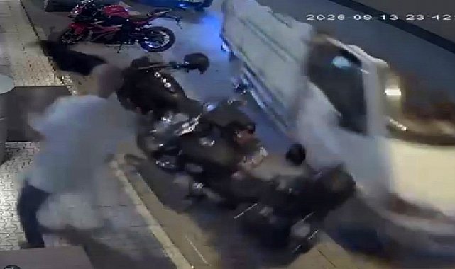 Kimse ne olduğunu anlayamadı, temizlik yapan esnaf kamyonetin altında kalmaktan son anda kurtuldu