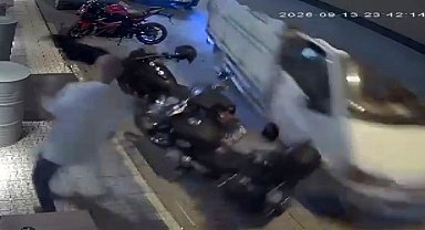 Kimse ne olduğunu anlayamadı, temizlik yapan esnaf kamyonetin altında kalmaktan son anda kurtuldu