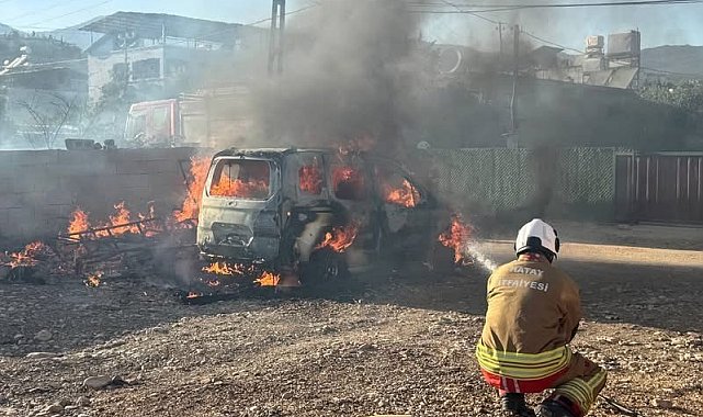 Kırıkhan'da hafif ticari araç alevlere teslim oldu