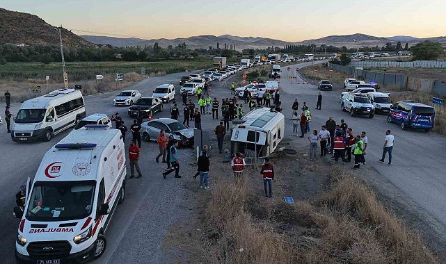 Kırıkkale'de işçi servisi ile otomobil çarpıştı: 14 yaralı