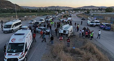 Kırıkkale'de işçi servisi ile otomobil çarpıştı: 14 yaralı