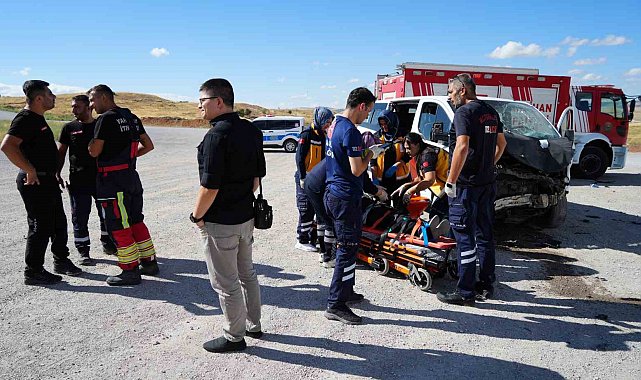 Kırıkkale'de minibüs ile otomobil çarpıştı: 1'i ağır, 6 yaralı