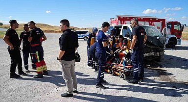 Kırıkkale'de minibüs ile otomobil çarpıştı: 1'i ağır, 6 yaralı