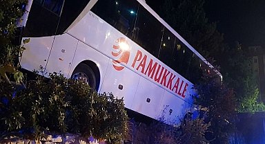 Kırkağaç'ta yolcu otobüsü kaza yaptı: 18 yaralı