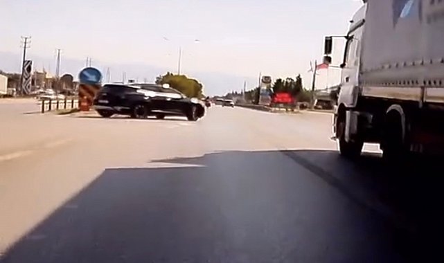 Kırmızı ışık ihlali yapan cipe motosiklet çarptı: Ölümden döndü