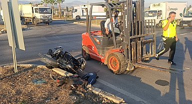 Kırmızı ışık ihlali yapan ticari taksiyle motosiklet çapıştı: 1 yaralı