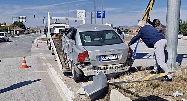 Kırmızı ışıkta durmadı, iki otomobile çarptı: Ehliyetine 2 ay el konuldu