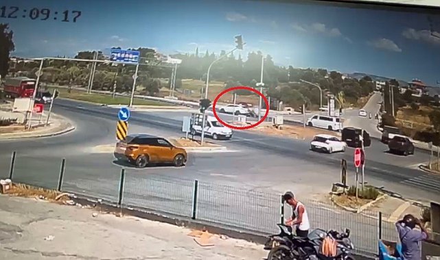 Kırmızı ışıkta geçen araca motosikletin çarpma anı kamerada: 2 yaralı