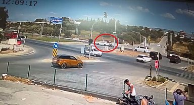 Kırmızı ışıkta geçen araca motosikletin çarpma anı kamerada: 2 yaralı