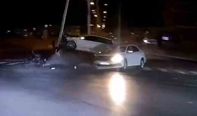 Kırmızı ışıkta geçen otomobilin kazası güvenlik kamerasında: 3 yaralı