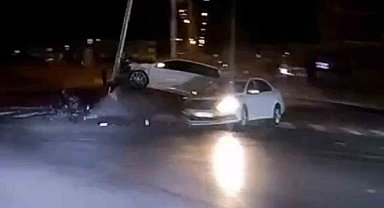 Kırmızı ışıkta geçen otomobilin kazası güvenlik kamerasında: 3 yaralı