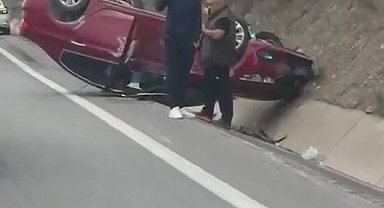 Kocaeli'de kontrolden çıkan otomobil takla attı