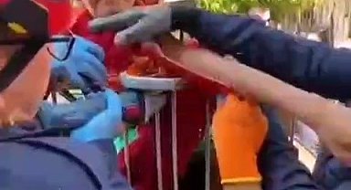 Koluna korkuluk demiri saplanan çocuk hastaneye kaldırıldı