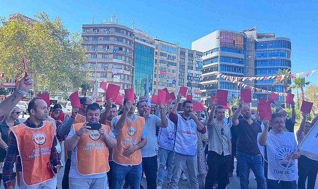 Konak Belediyesi işçilerinden 'kırmızı kart'lı eylem