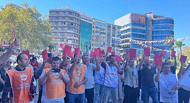 Konak Belediyesi işçilerinden 'kırmızı kart'lı eylem