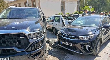 Kontrolden çıkan araç park halindeki 4 araca çarptı