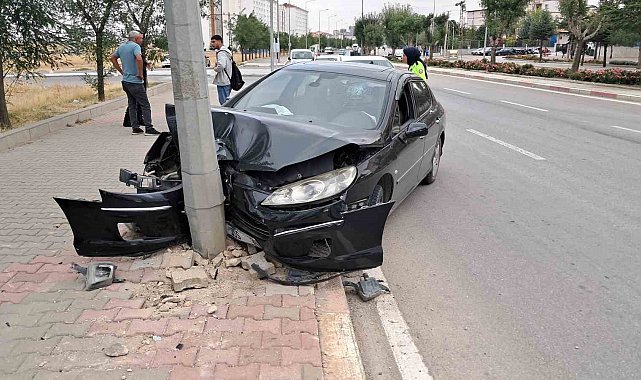 Kontrolden çıkan otomobil aydınlatma direğine çarptı