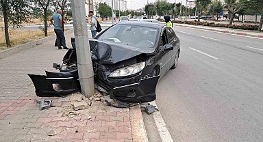 Kontrolden çıkan otomobil aydınlatma direğine çarptı