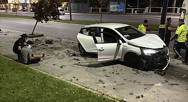 Kontrolden çıkan otomobil aydınlatma direğine saplandı: 4 yaralı