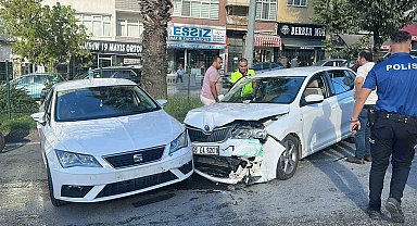Kontrolden çıkan otomobil karşı şeritte başka bir araçla çarpıştı: 2 yaralı