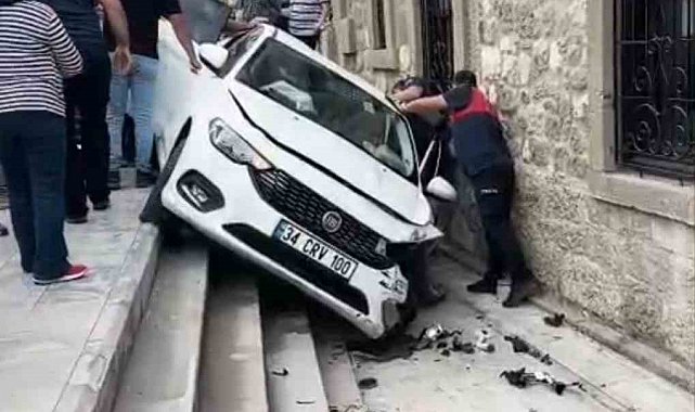 Kontrolden çıkan otomobil, müzenin önündeki merdivenlerden aşağı düştü