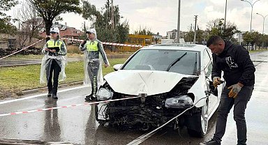 Kontrolden çıkan otomobil önce direği sonra ağacı devirdi: 1 yaralı