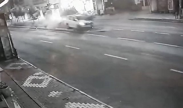 Kontrolden çıkan otomobil refüje çıktı