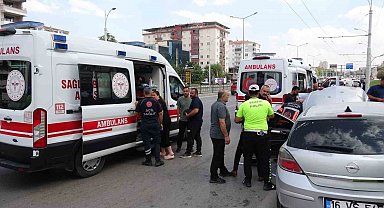 Kontrolden çıkan otomobil trambüs direğine çarptı: 2'si çocuk 4 yaralı