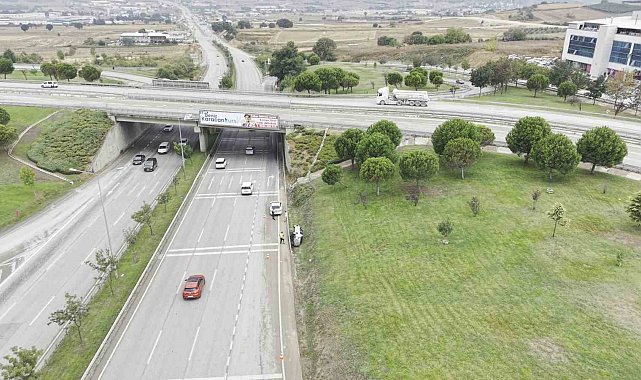Kontrolden çıkan otomobil yoldan çıkarak yan yattı