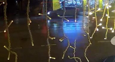 Kontrolden çıkan SUV araç çöp konteynerine ve elektrik panosuna çarptı