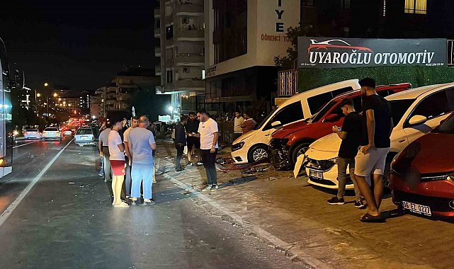 Kontrolden çıkıp savrulan Fiat Tofaş, oto galerideki araçlara çarparak durabildi