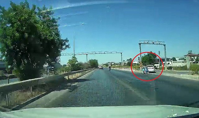 Kontrolsüz şekilde tali yola dönen otomobile arkadan gelen motosiklet çarptı