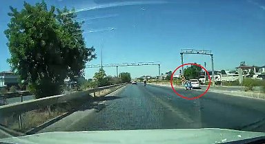 Kontrolsüz şekilde tali yola dönen otomobile arkadan gelen motosiklet çarptı