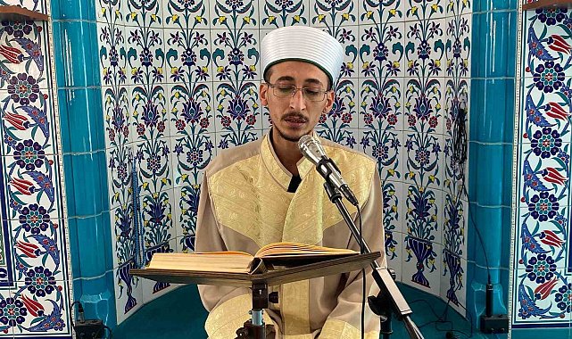 Konuşurken kekeleyen vekil imam hatip, Kur'an-ı Kerim'i ve duaları takılmadan okuyor
