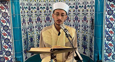 Konuşurken kekeleyen vekil imam hatip, Kur'an-ı Kerim'i ve duaları takılmadan okuyor