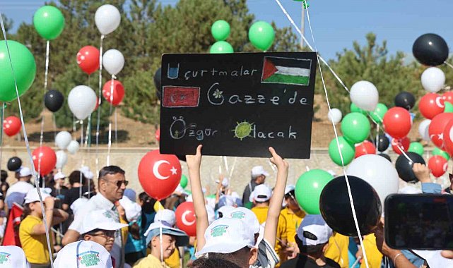 Konya'da Gazzeli çocuklar için balon ve uçurtmalar gökyüzüne bırakıldı
