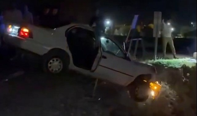 Köpeğe çarpmamak için kaza yaptı: Otomobil köprüde asılı kadı
