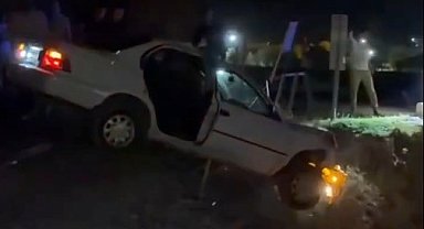 Köpeğe çarpmamak için kaza yaptı: Otomobil köprüde asılı kadı