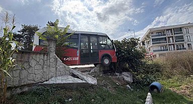 Köpeğe çarpmamak için manevra yapan halk otobüsü duvara çarptı