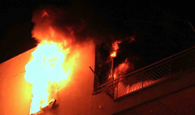 Korku dolu gözlerle izlediler: Daire alev alev yandı, mahalleli sokağa döküldü