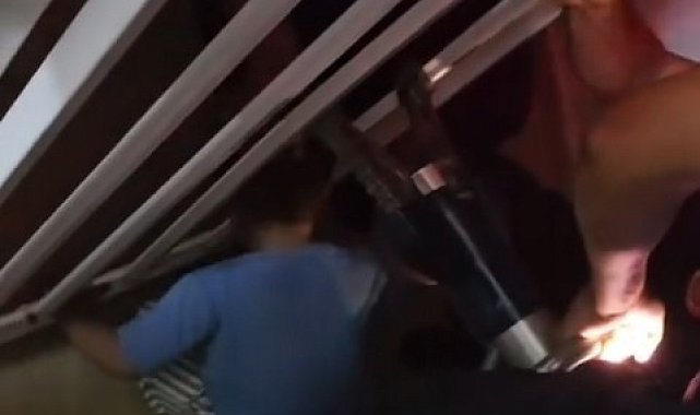 Korkuluklara sıkışan çocuğu itfaiye kurtardı