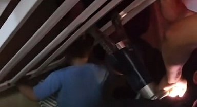 Korkuluklara sıkışan çocuğu itfaiye kurtardı