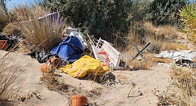 Koruma altındaki kum zambakları çöplerin arasında kaldı