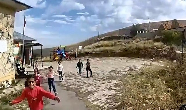 Koşarak geldiler, sımsıkı sarıldılar: Jandarmaya sevgi çemberi