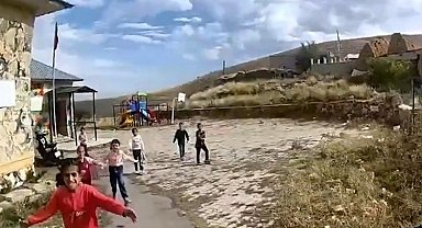 Koşarak geldiler, sımsıkı sarıldılar: Jandarmaya sevgi çemberi