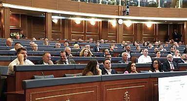 Kosova'da meclis başkanı yeniden Albulena Haxhiu oldu