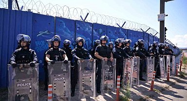 Kosovalılar eski Cumhurbaşkanı Thaçi'nin mahkumiyeti sonrası Lahey'de polisle çatıştı