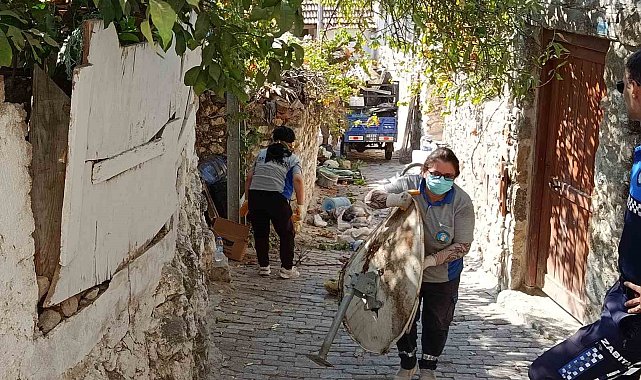 Kötü kokuların yayıldığı çöp evden 5 ton çöp çıkarıldı