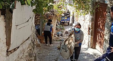 Kötü kokuların yayıldığı çöp evden 5 ton çöp çıkarıldı
